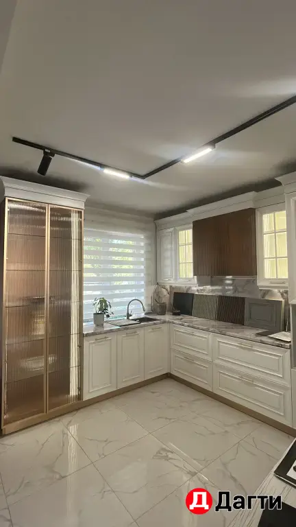 кухня , фасады массив ясеня , фурнитура доводчиков Blum