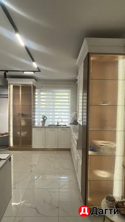 кухня , фасады массив ясеня , фурнитура доводчиков Blum