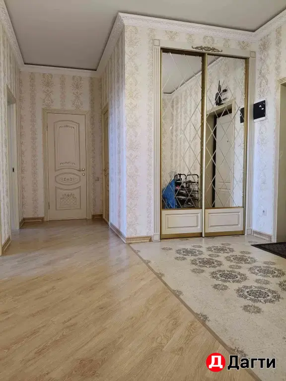 Двухкомнатная с ремонтом.