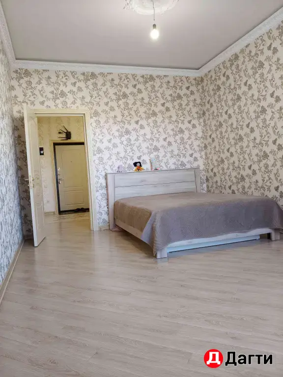 Двухкомнатная с ремонтом.