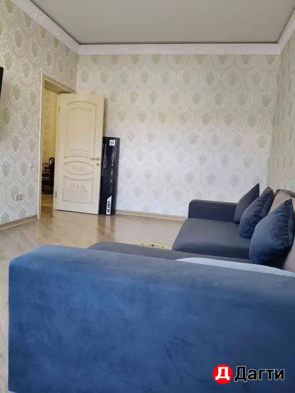 Двухкомнатная с ремонтом.