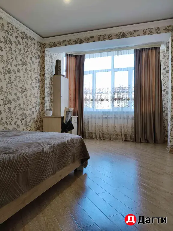 Двухкомнатная с ремонтом.