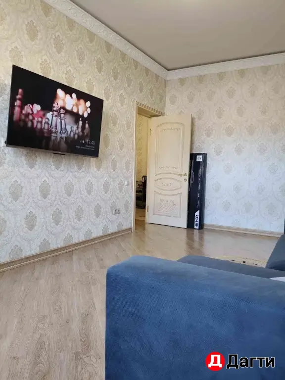 Двухкомнатная с ремонтом.