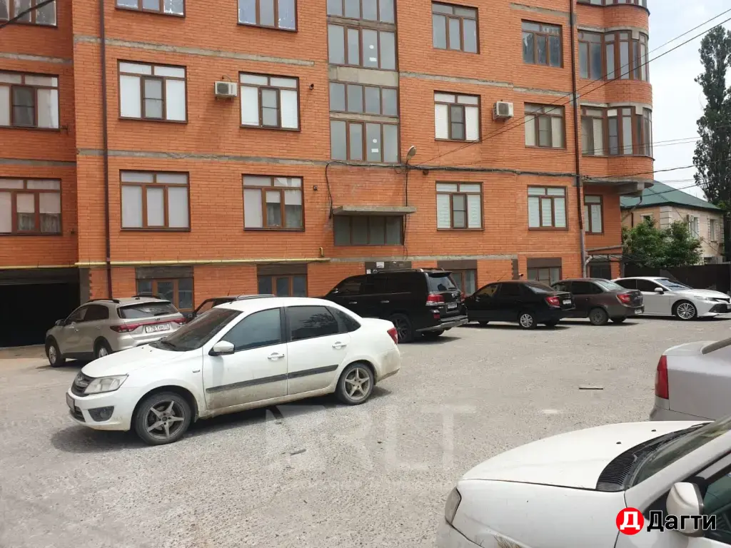 Продается уютная трехкомнатная квартира по улице Каммаева