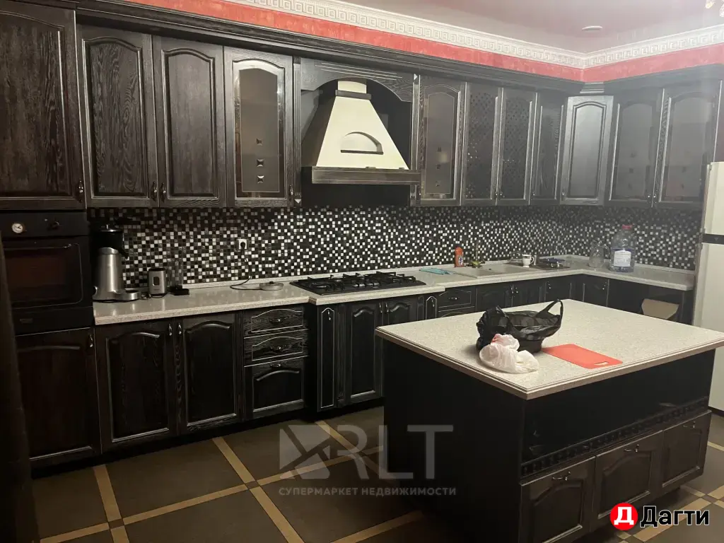 Продается просторная квартира на 1 этаже 10-этажного дома по улице Генерала Омарова