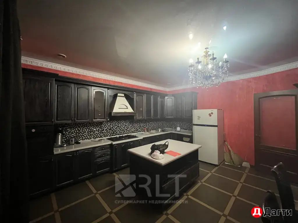 Продается просторная квартира на 1 этаже 10-этажного дома по улице Генерала Омарова