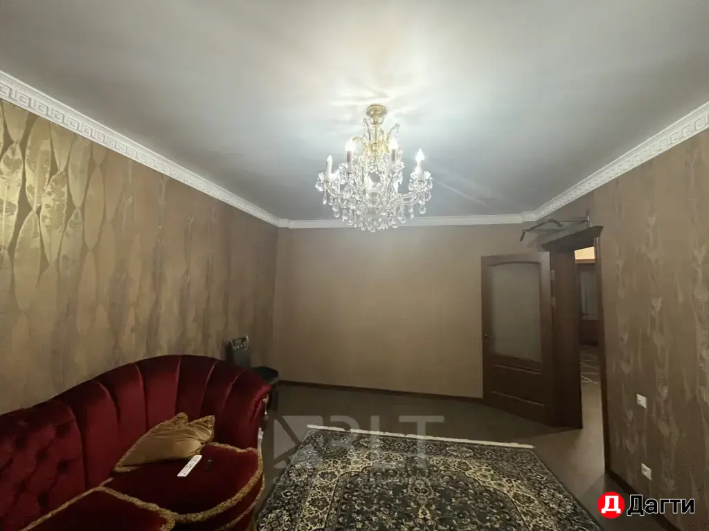 Продается просторная квартира на 1 этаже 10-этажного дома по улице Генерала Омарова