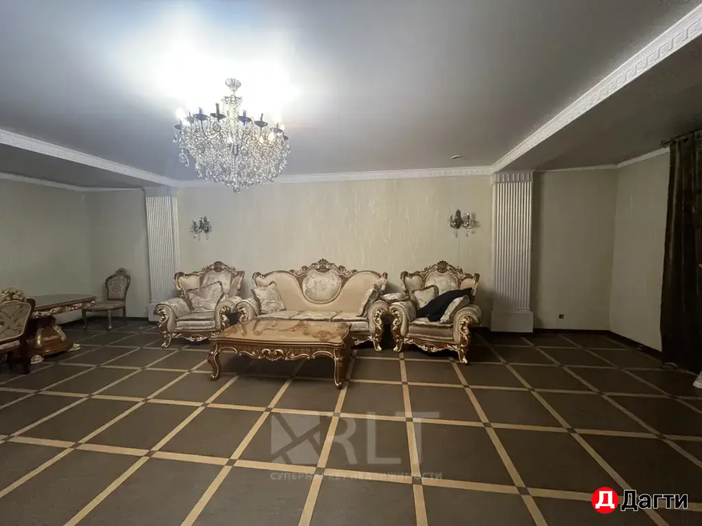 Продается просторная квартира на 1 этаже 10-этажного дома по улице Генерала Омарова