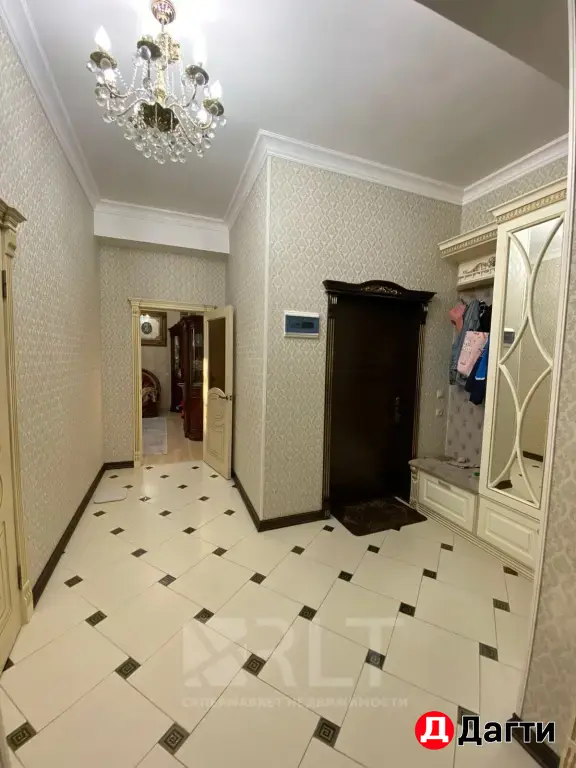 Продается уютная трехкомнатная квартира по улице Каммаева