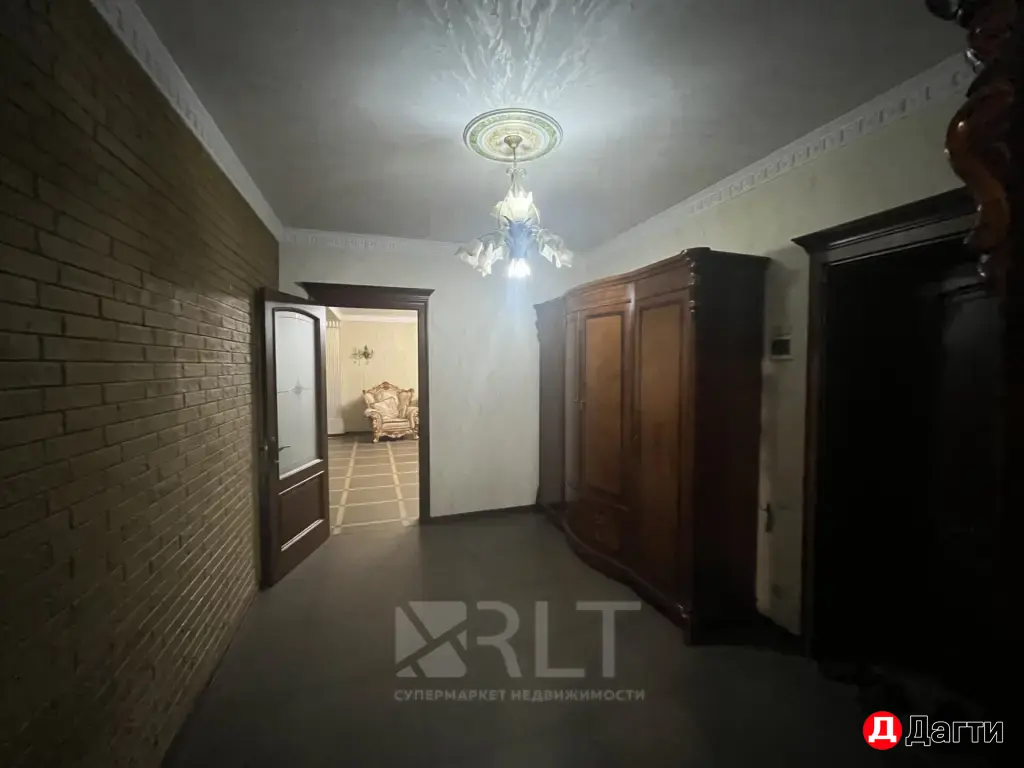 Продается просторная квартира на 1 этаже 10-этажного дома по улице Генерала Омарова