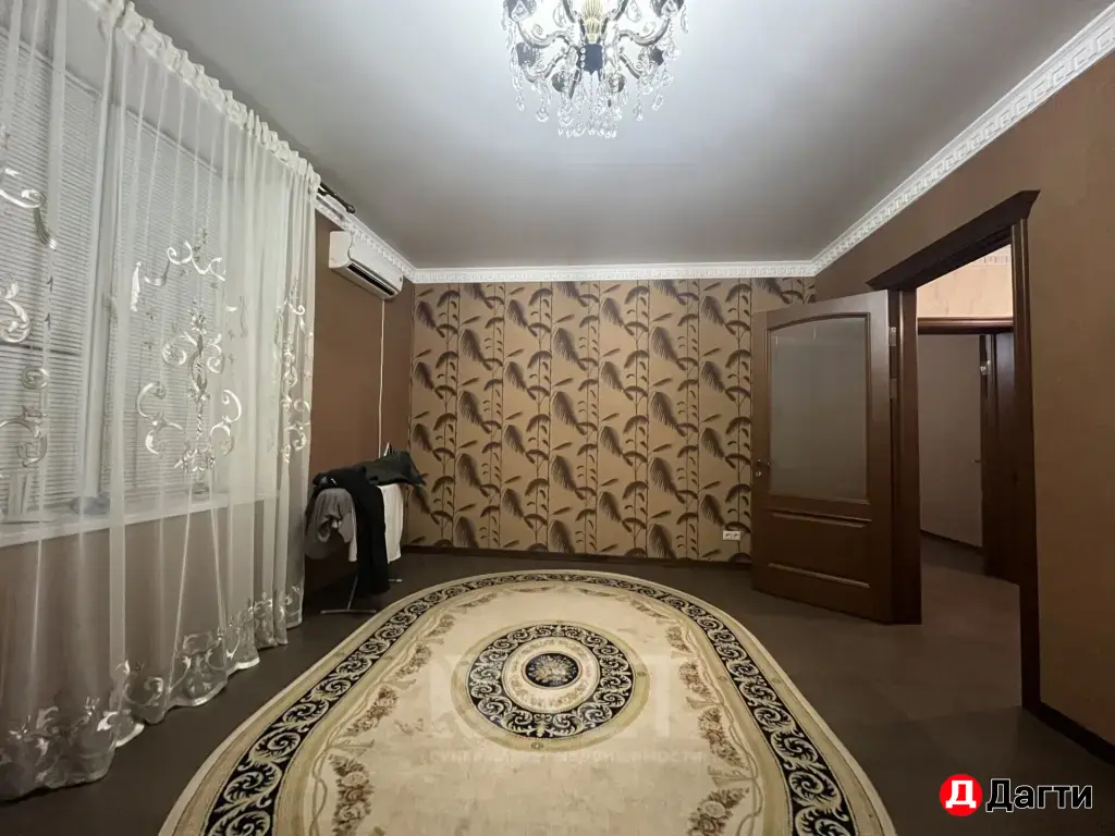 Продается просторная квартира на 1 этаже 10-этажного дома по улице Генерала Омарова