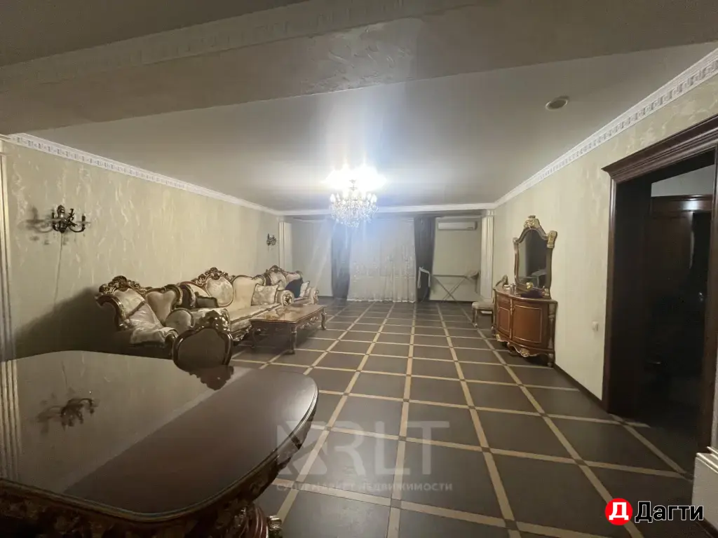 Продается просторная квартира на 1 этаже 10-этажного дома по улице Генерала Омарова