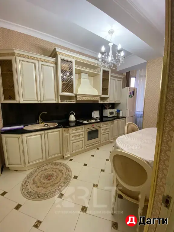 Продается уютная трехкомнатная квартира по улице Каммаева