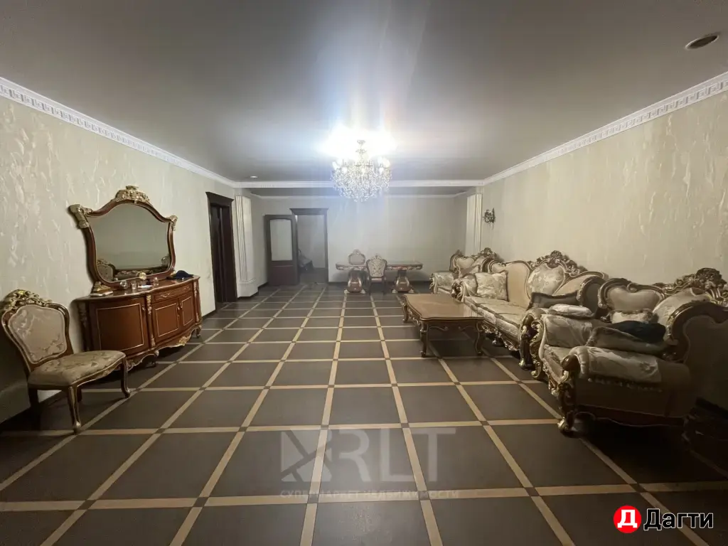 Продается просторная квартира на 1 этаже 10-этажного дома по улице Генерала Омарова