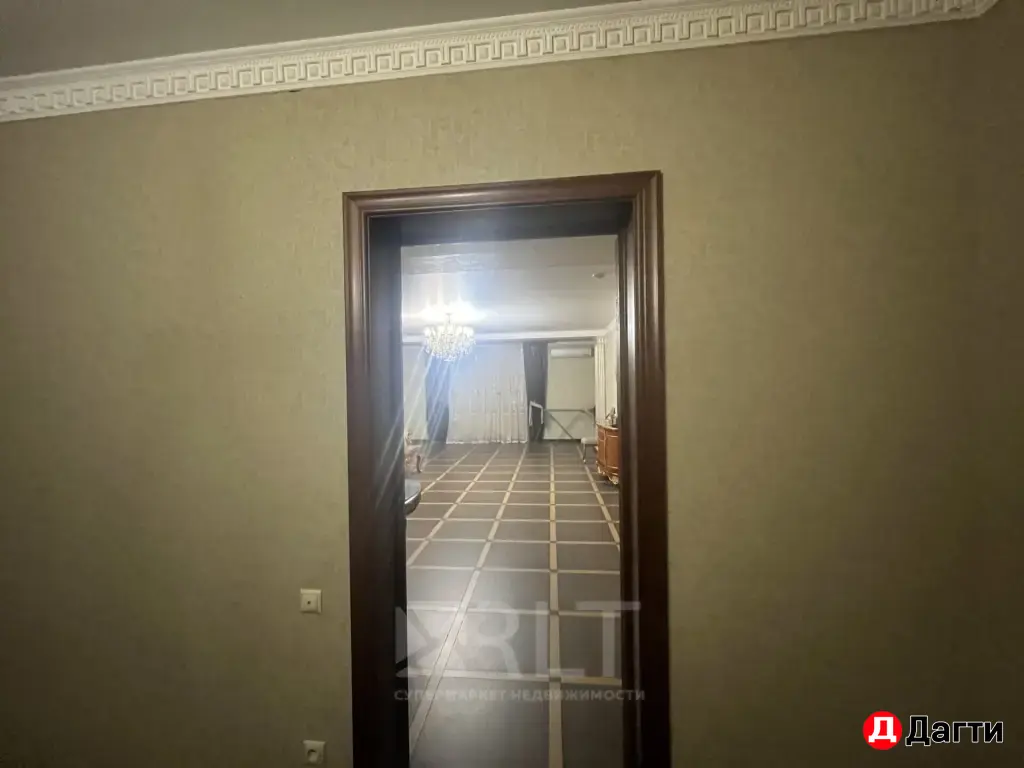 Продается просторная квартира на 1 этаже 10-этажного дома по улице Генерала Омарова