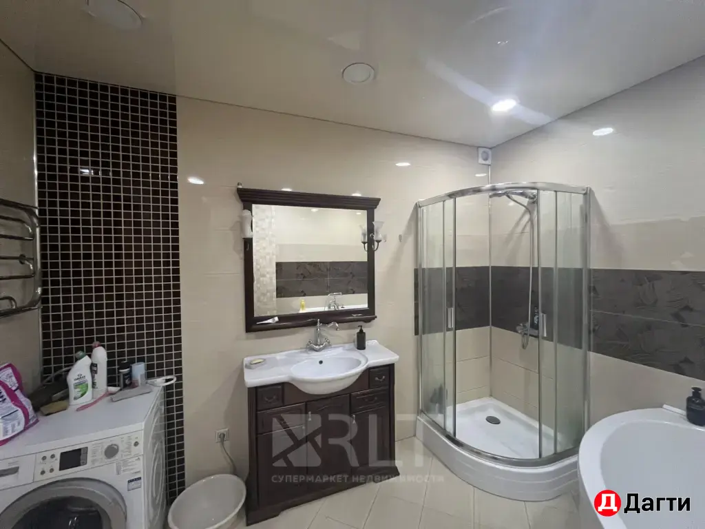 Продается просторная квартира на 1 этаже 10-этажного дома по улице Генерала Омарова