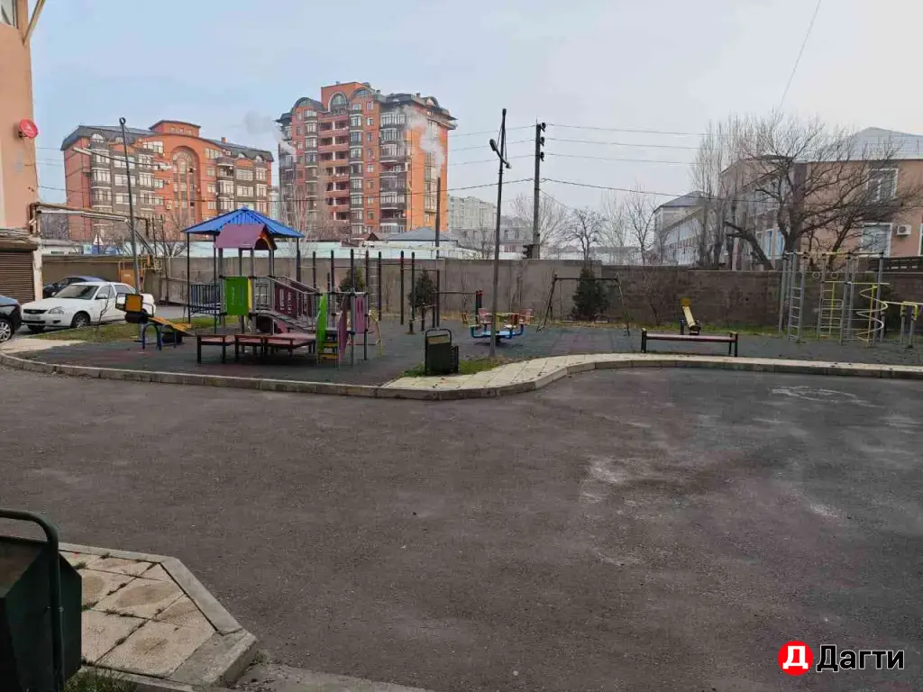 Продаётся 4 х комнатная квартира в центре города.