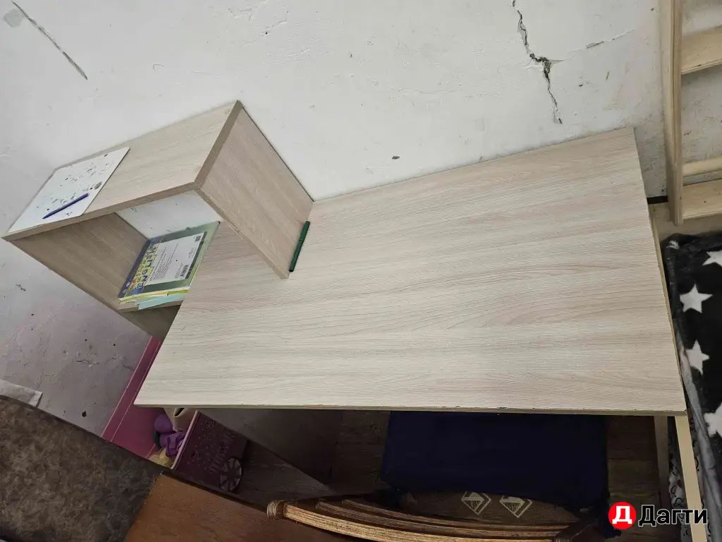 детский письменный стол
