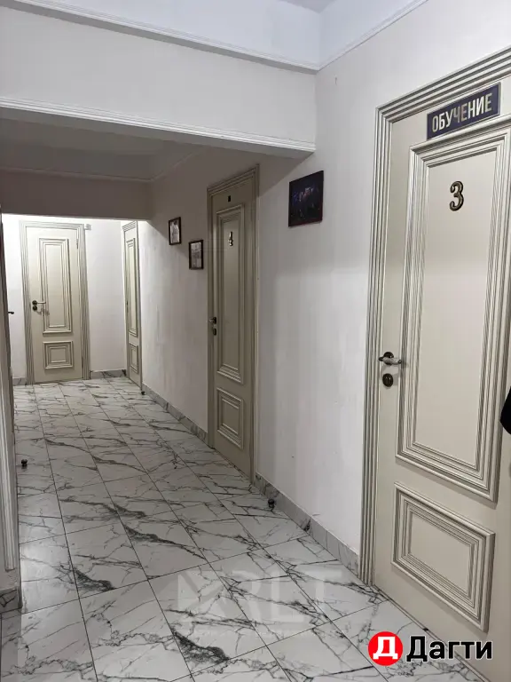 Продаётся просторная 4 ком квартира на Амет-хана Султана