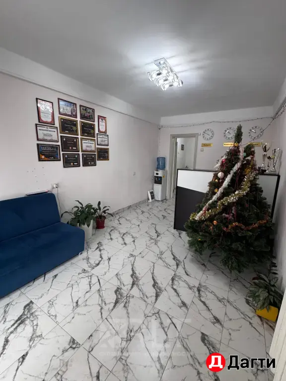 Продаётся просторная 4 ком квартира на Амет-хана Султана