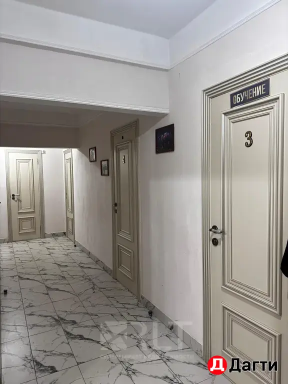 Продаётся просторная 4 ком квартира на Амет-хана Султана