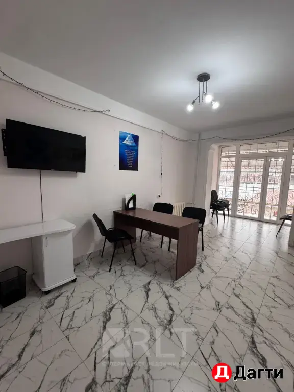 Продаётся просторная 4 ком квартира на Амет-хана Султана