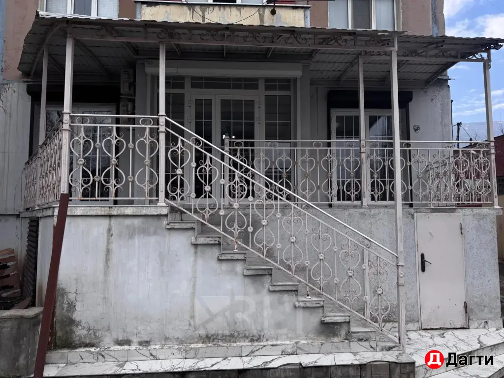 Продаётся просторная 4 ком квартира на Амет-хана Султана