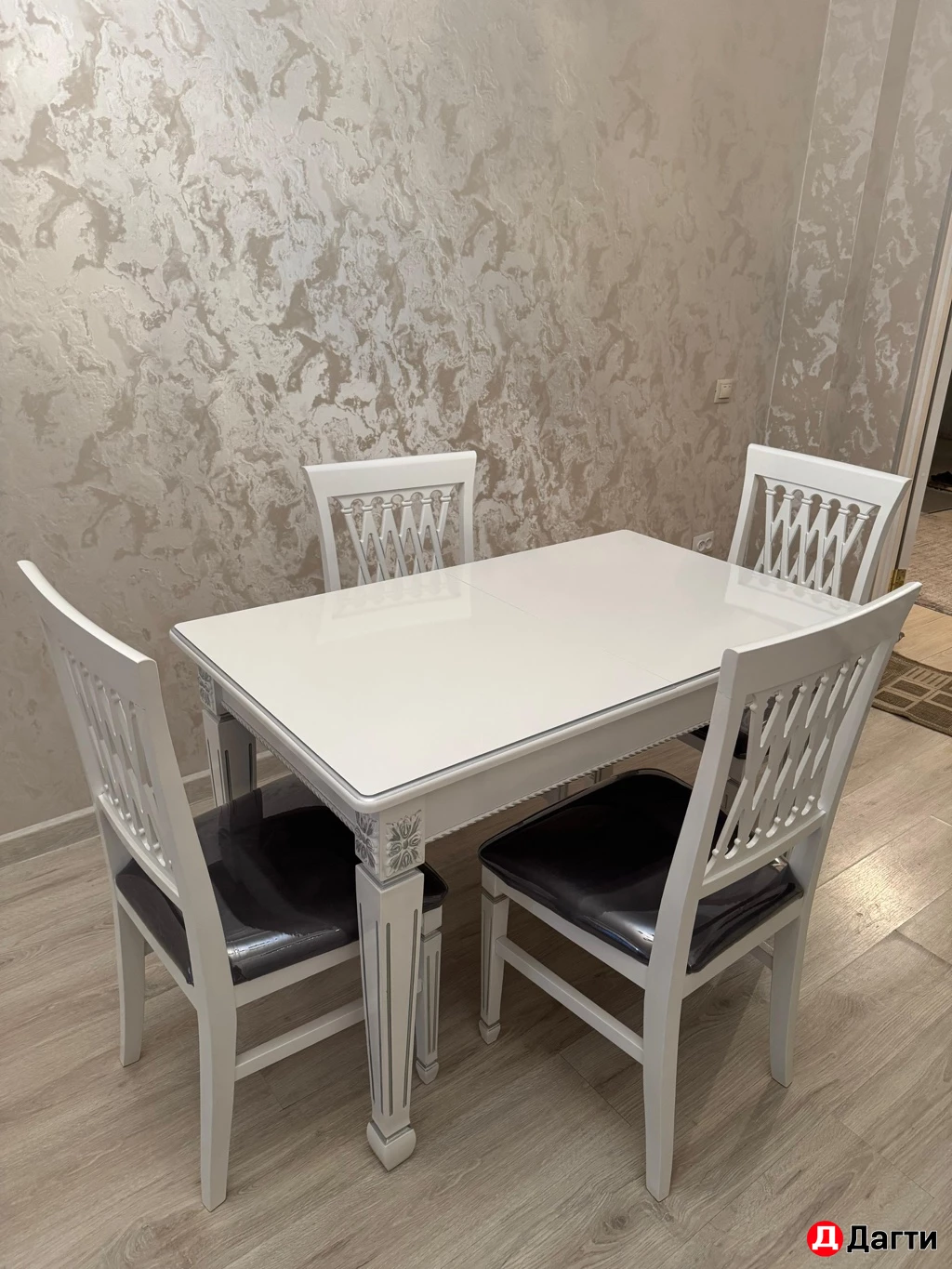 Столы и стулья