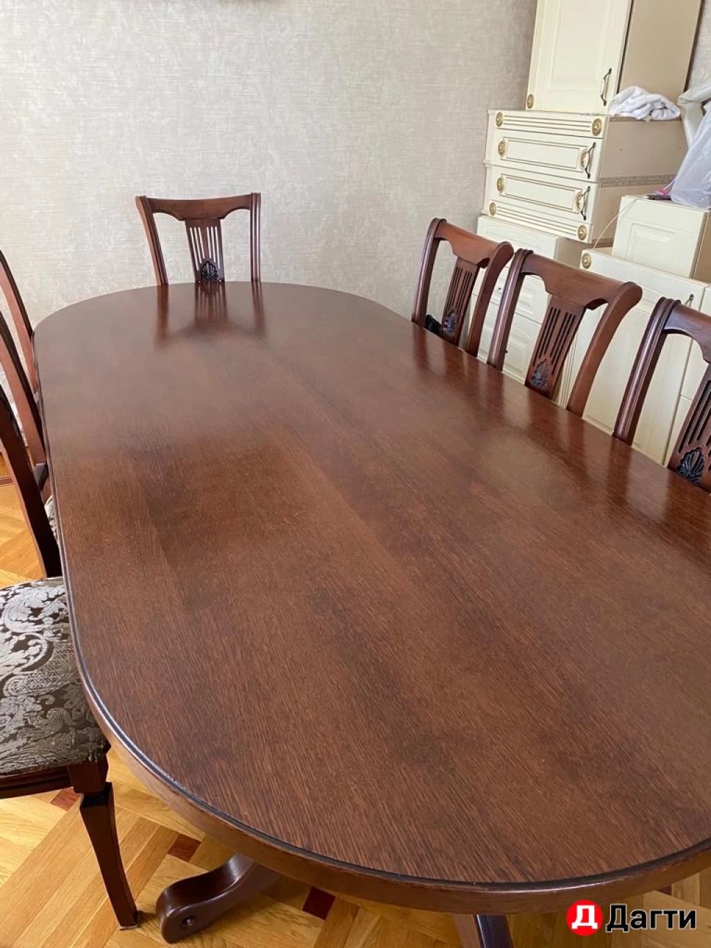 Стол столовый.