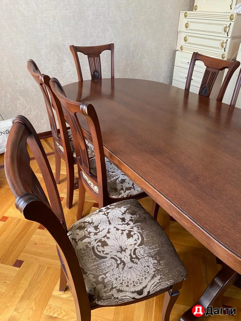 Стол столовый.