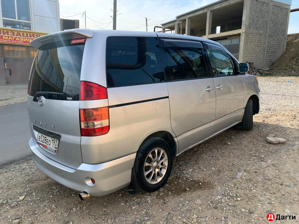Toyota Voxy, 2002 года