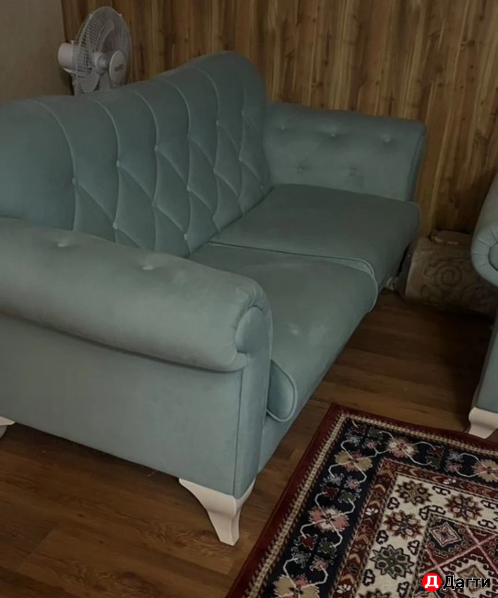 Хол, диван трехместный и двухместный и два кресла