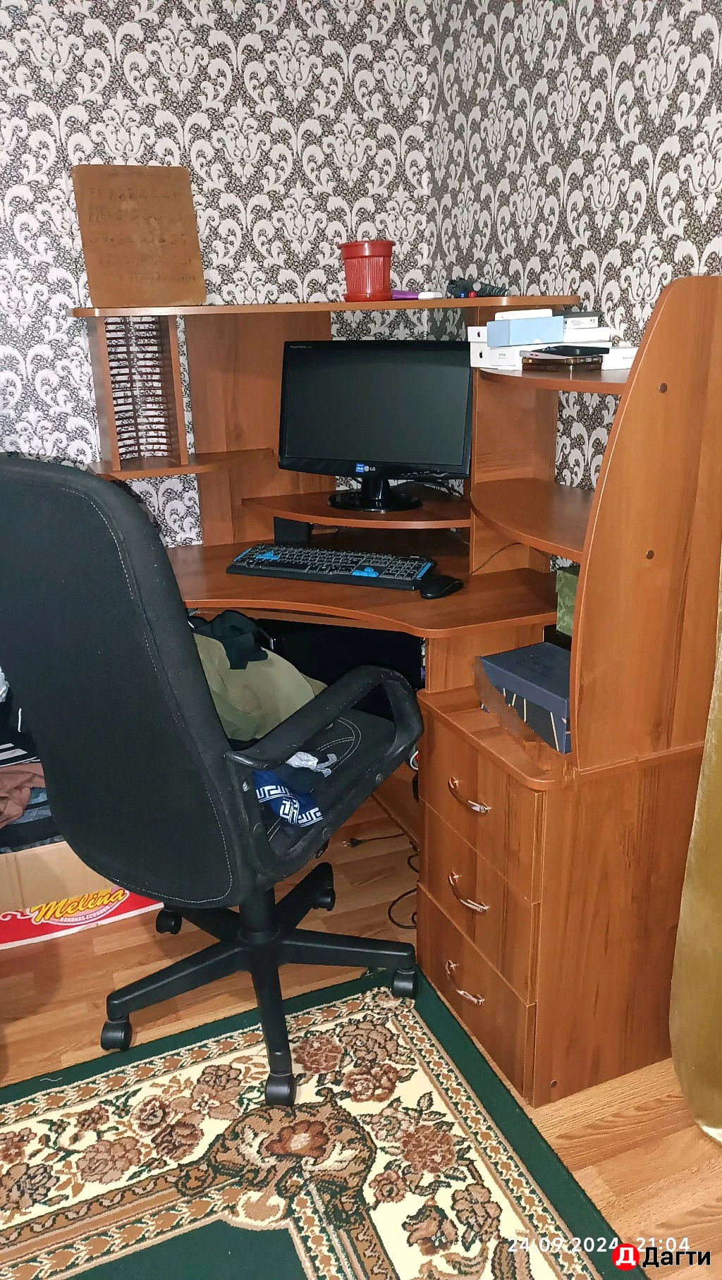 Кампютер ,кресло и стол