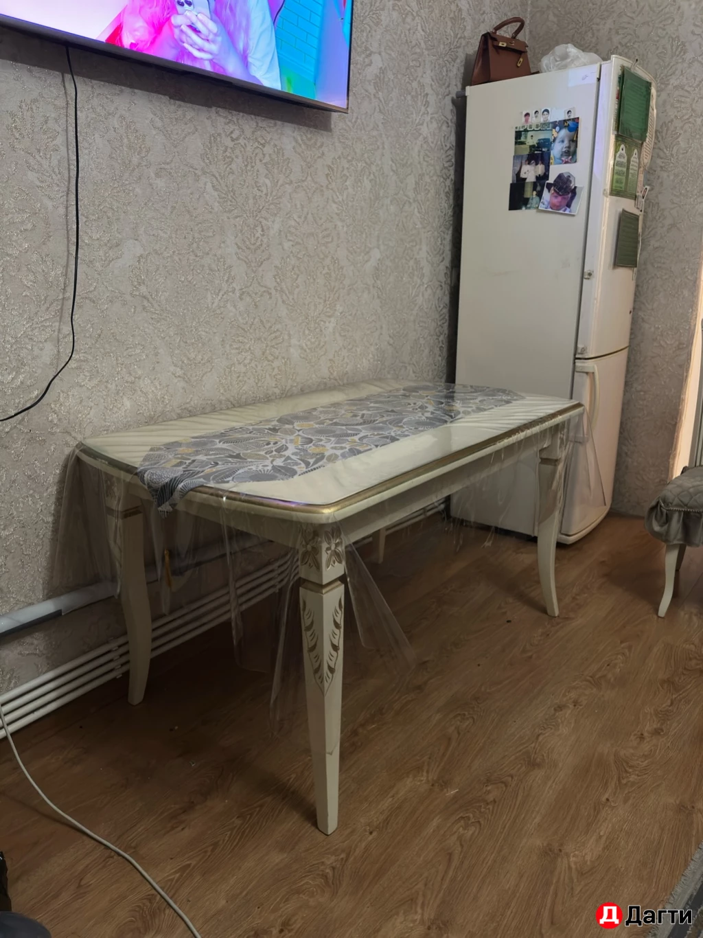 Стол и стулья