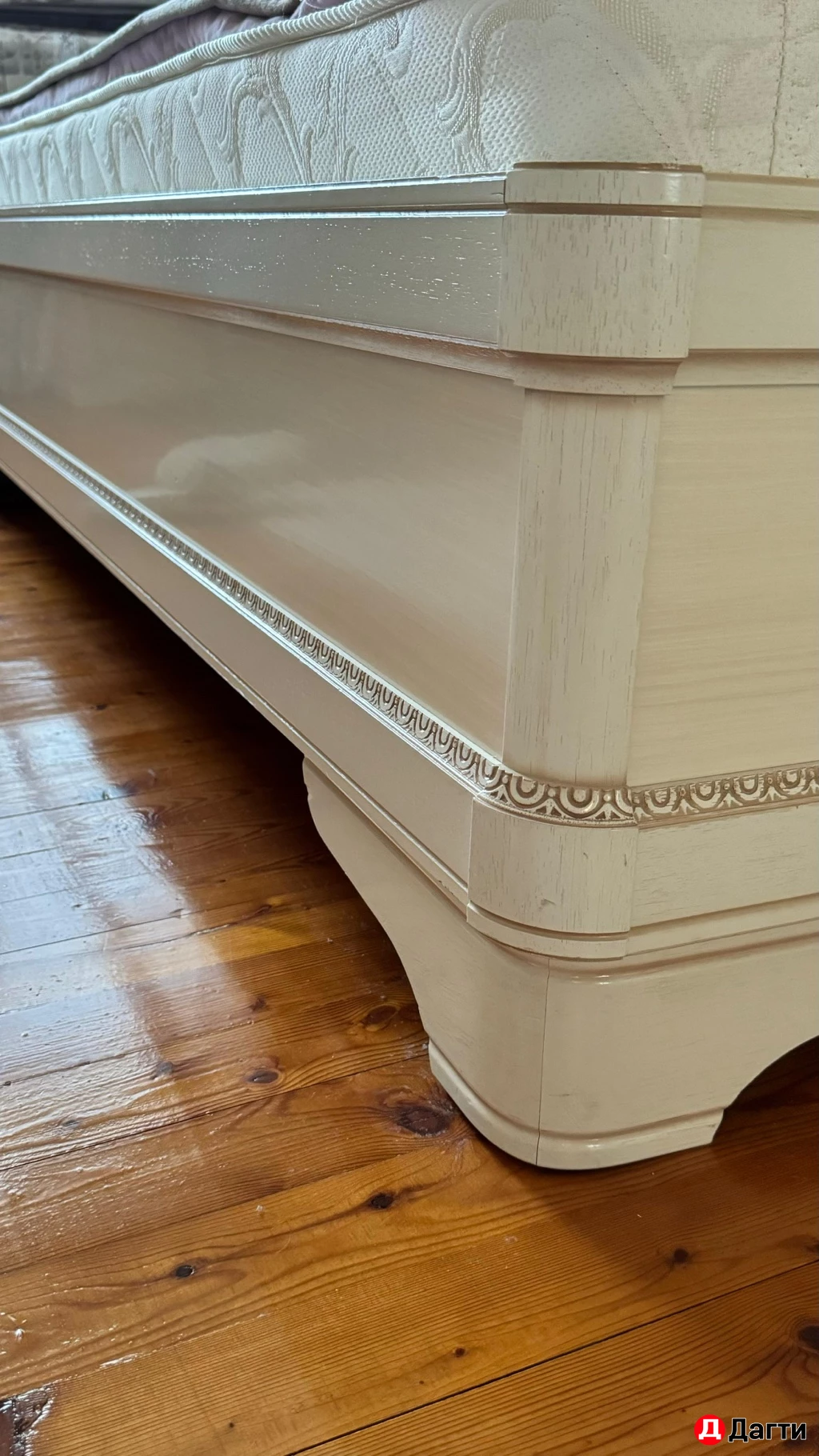 Двуспальная кровать с прикроватными тумбами