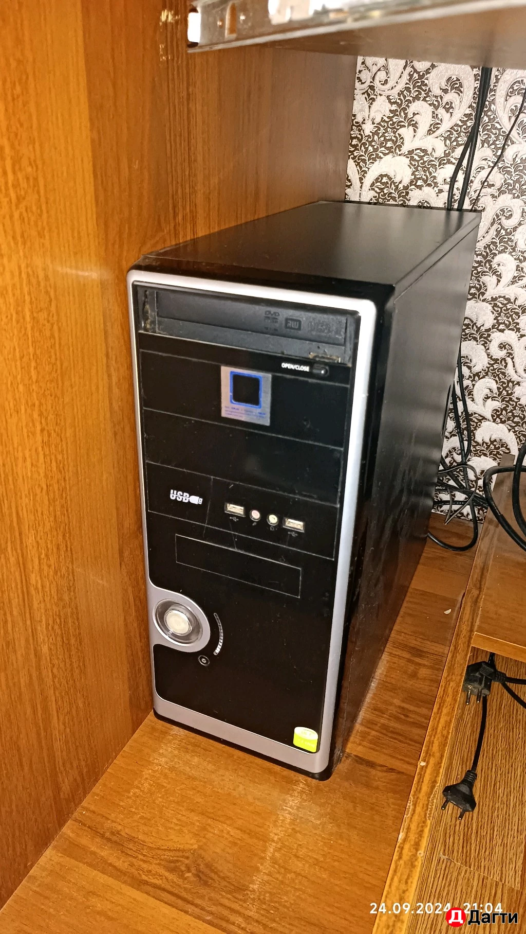 Кампютер ,кресло и стол