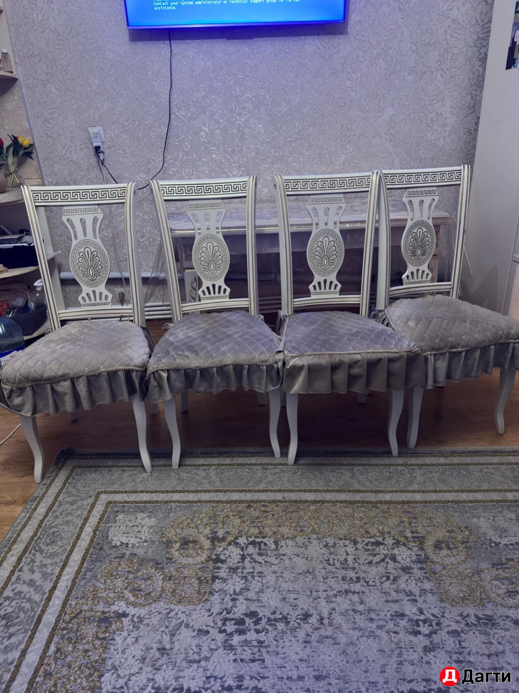 Стол и стулья