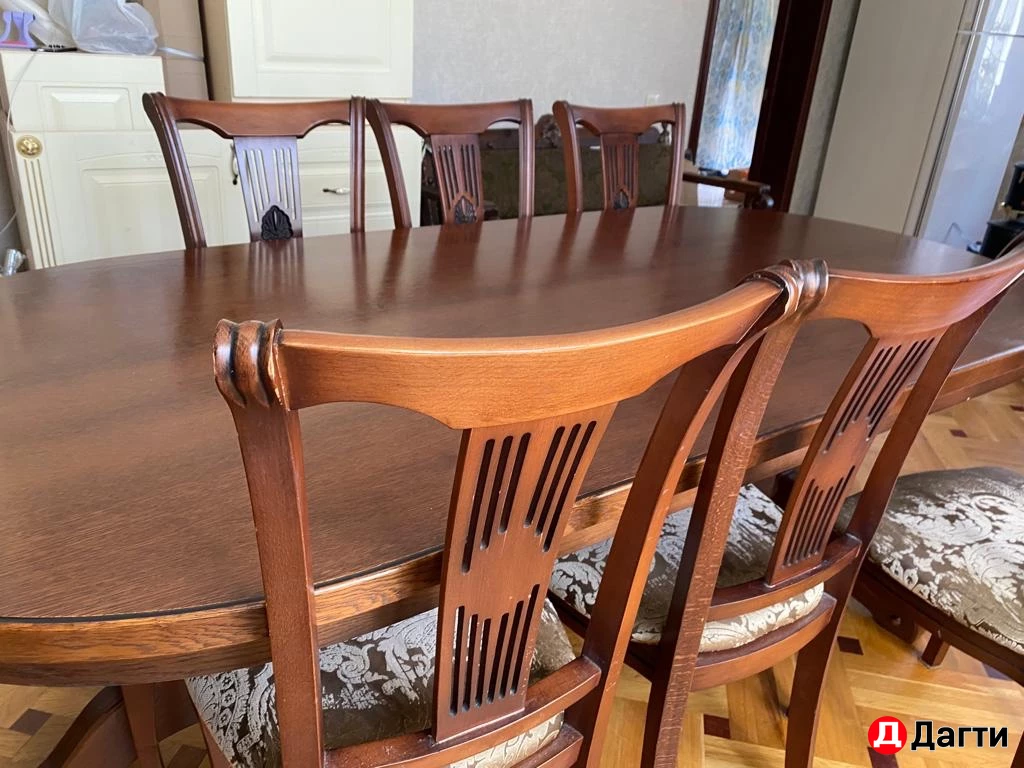 Стол столовый.