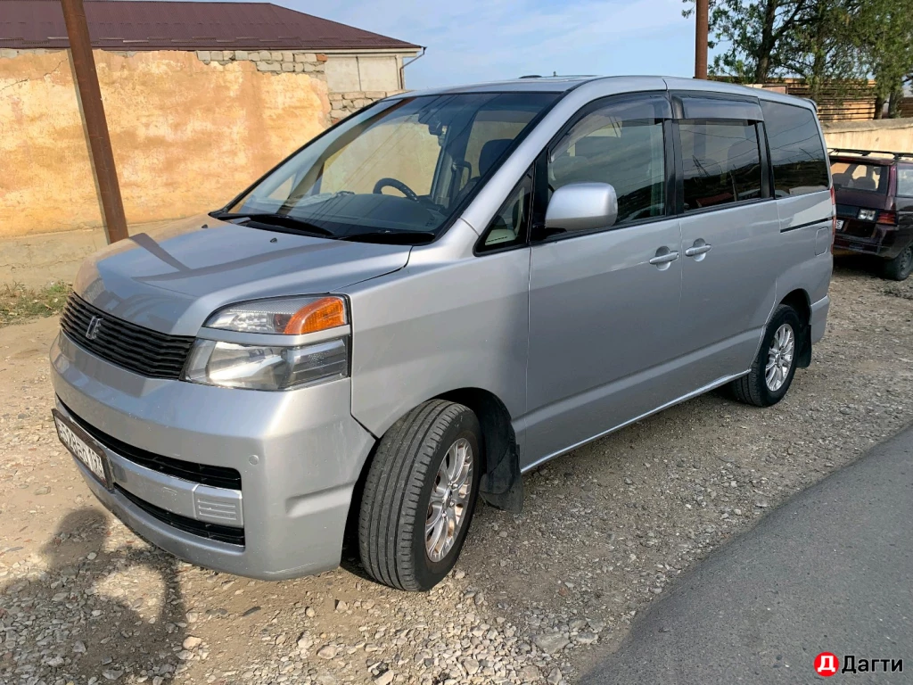 Toyota Voxy, 2002 года