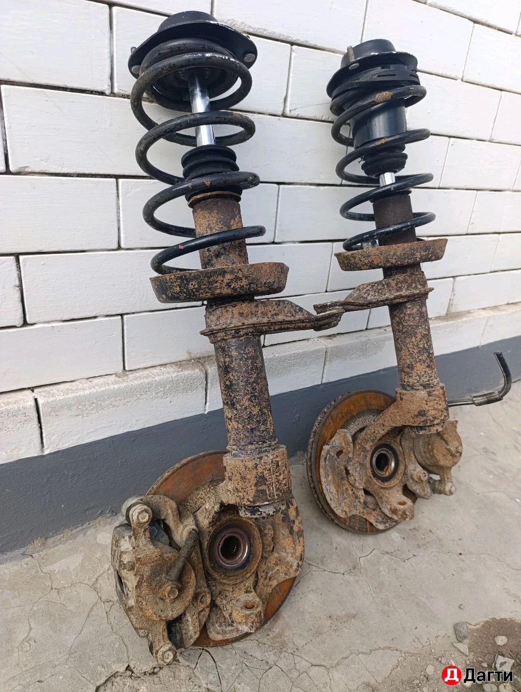 Стойки передние Daewoo Nexsia в сборе