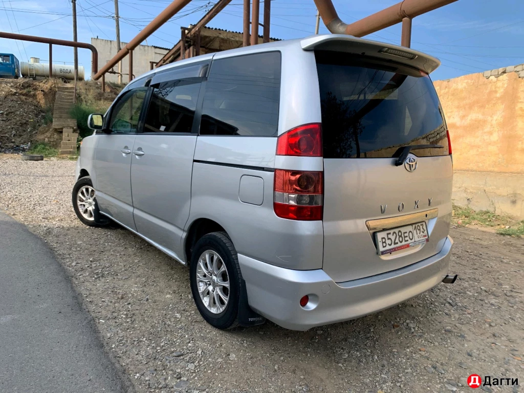 Toyota Voxy, 2002 года