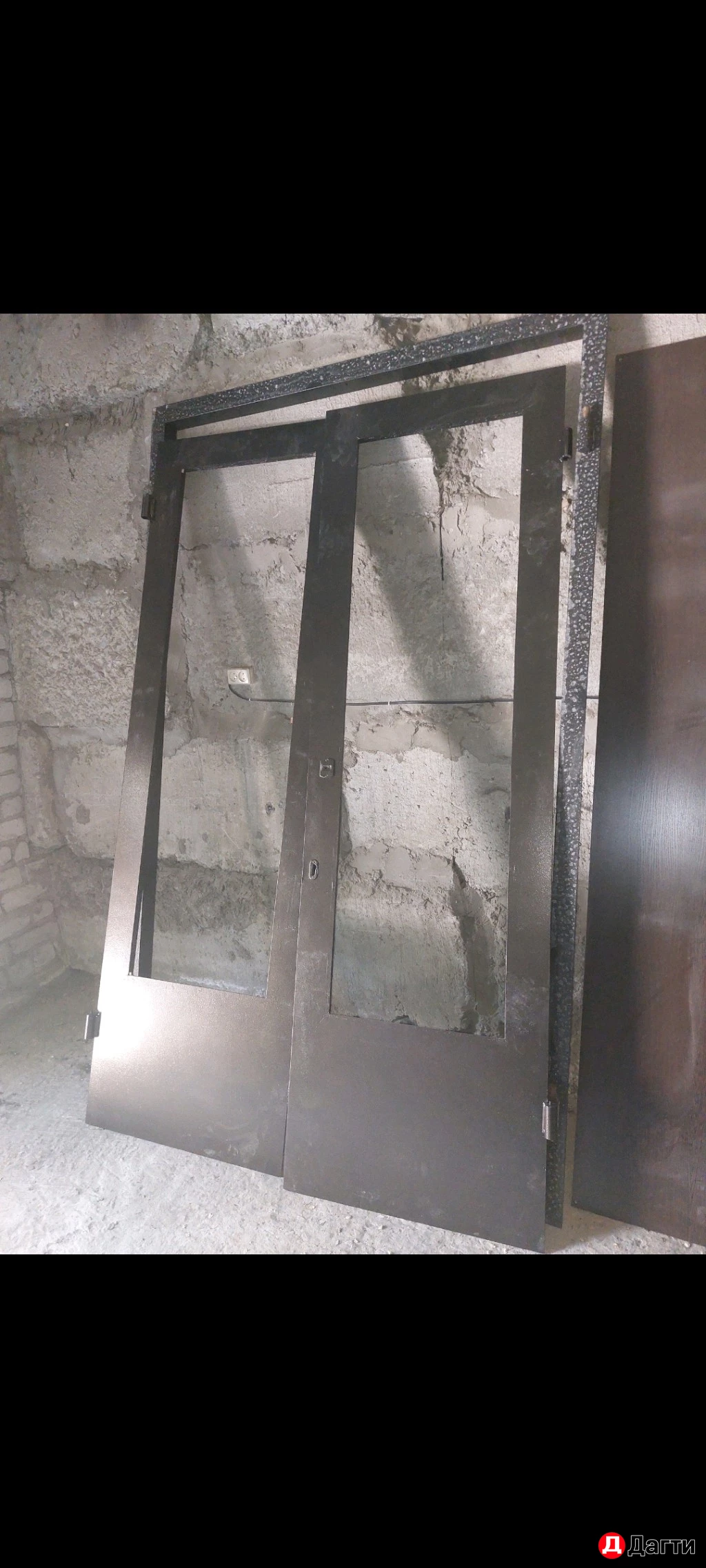 Двухстворчатая дверь