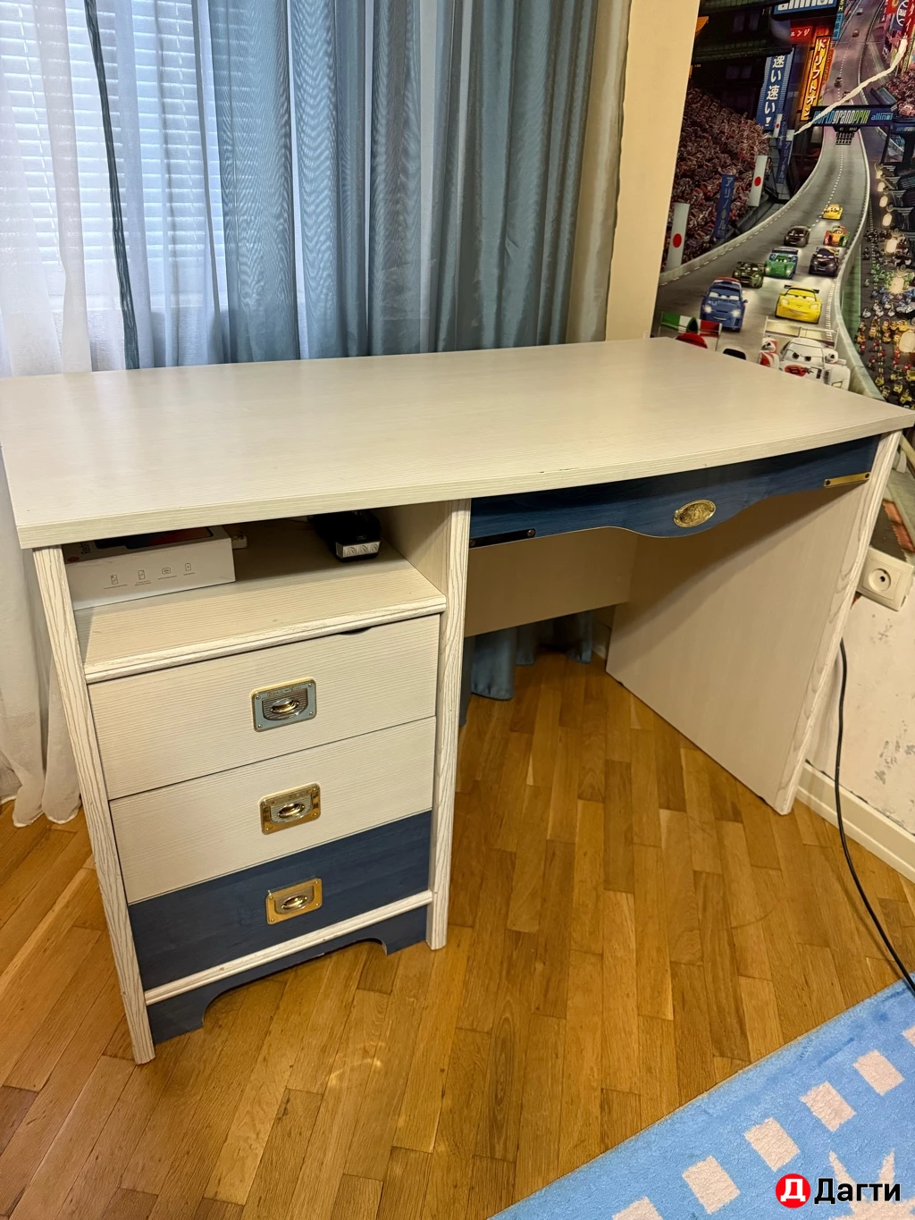 Письменный стол