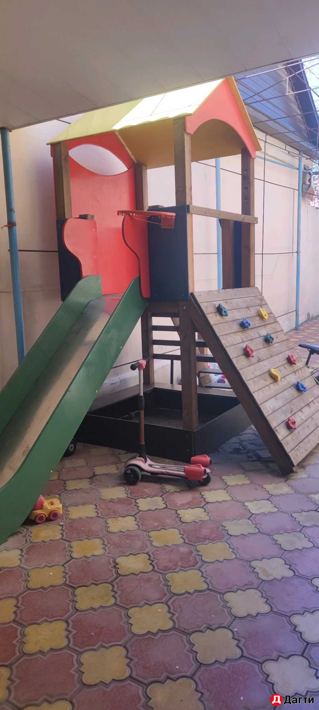 Детская горка и качели