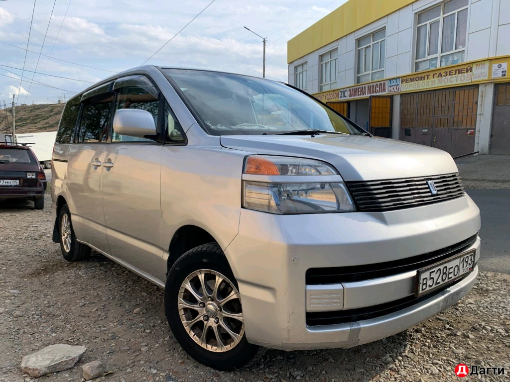 Toyota Voxy, 2002 года