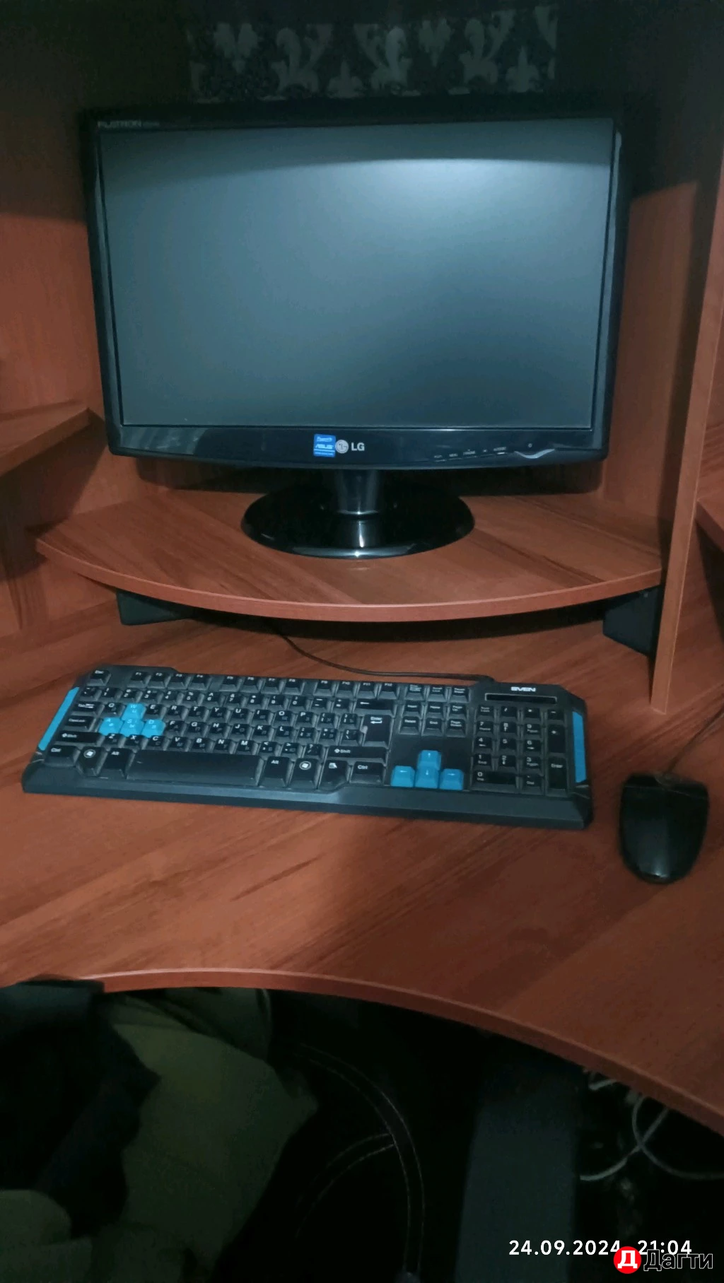 Кампютер ,кресло и стол