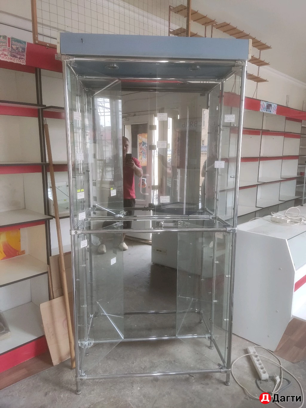 Стеклянный шкаф витрина