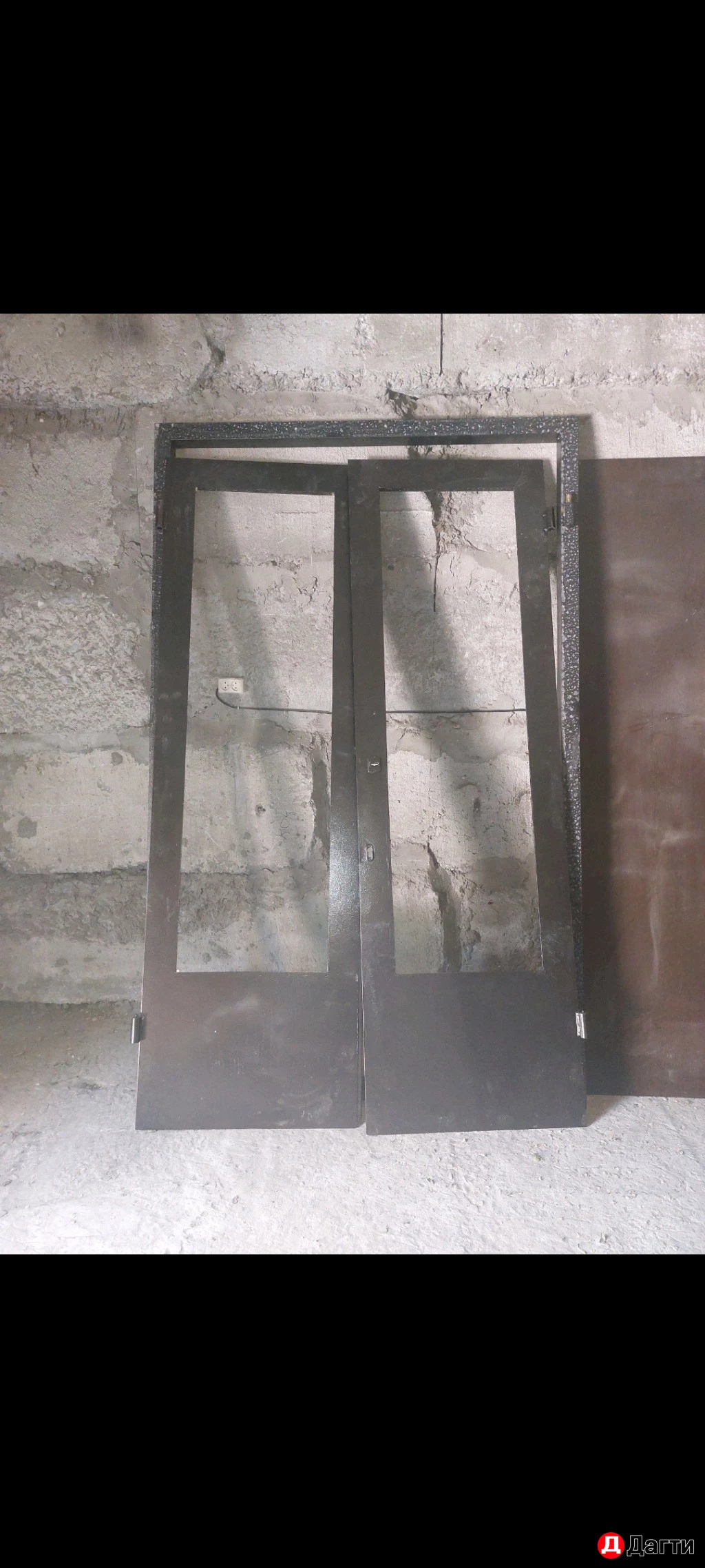 Двухстворчатая дверь