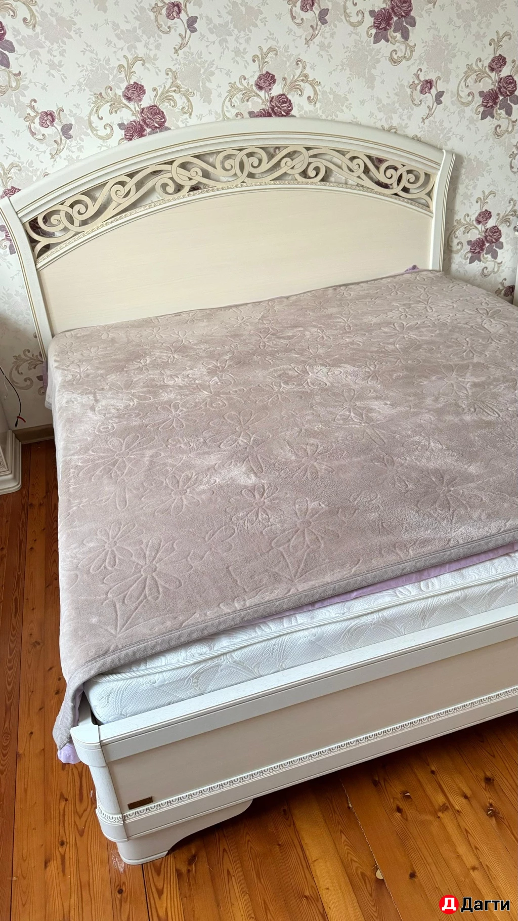 Двуспальная кровать с прикроватными тумбами