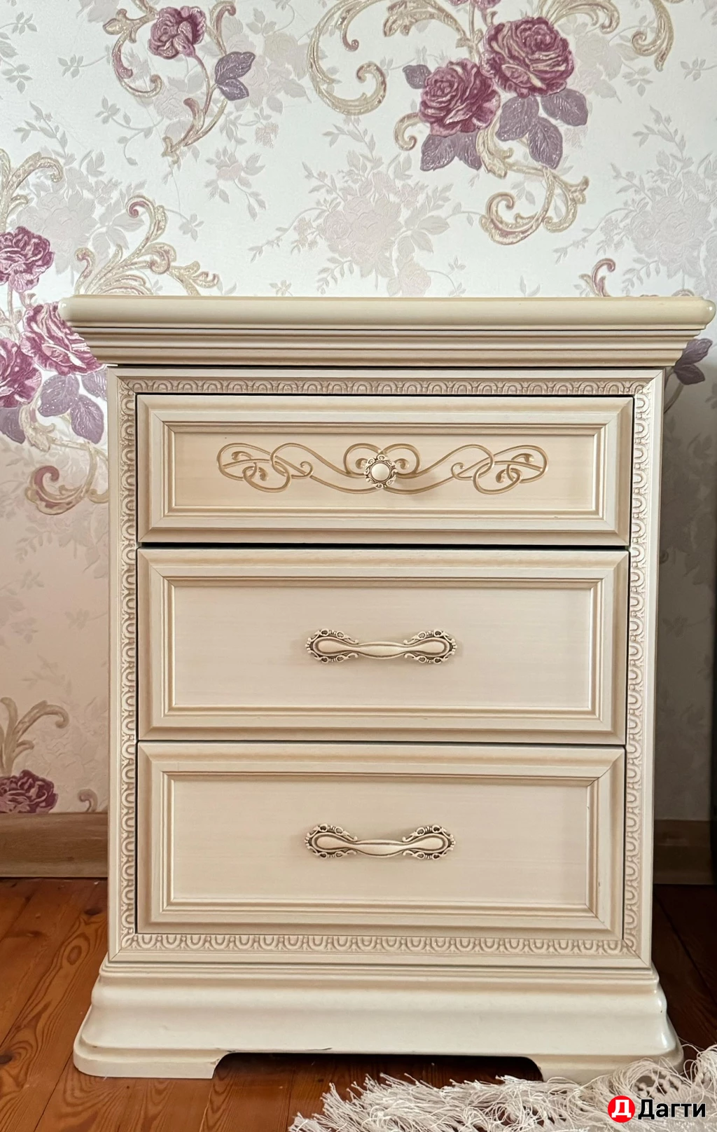 Двуспальная кровать с прикроватными тумбами